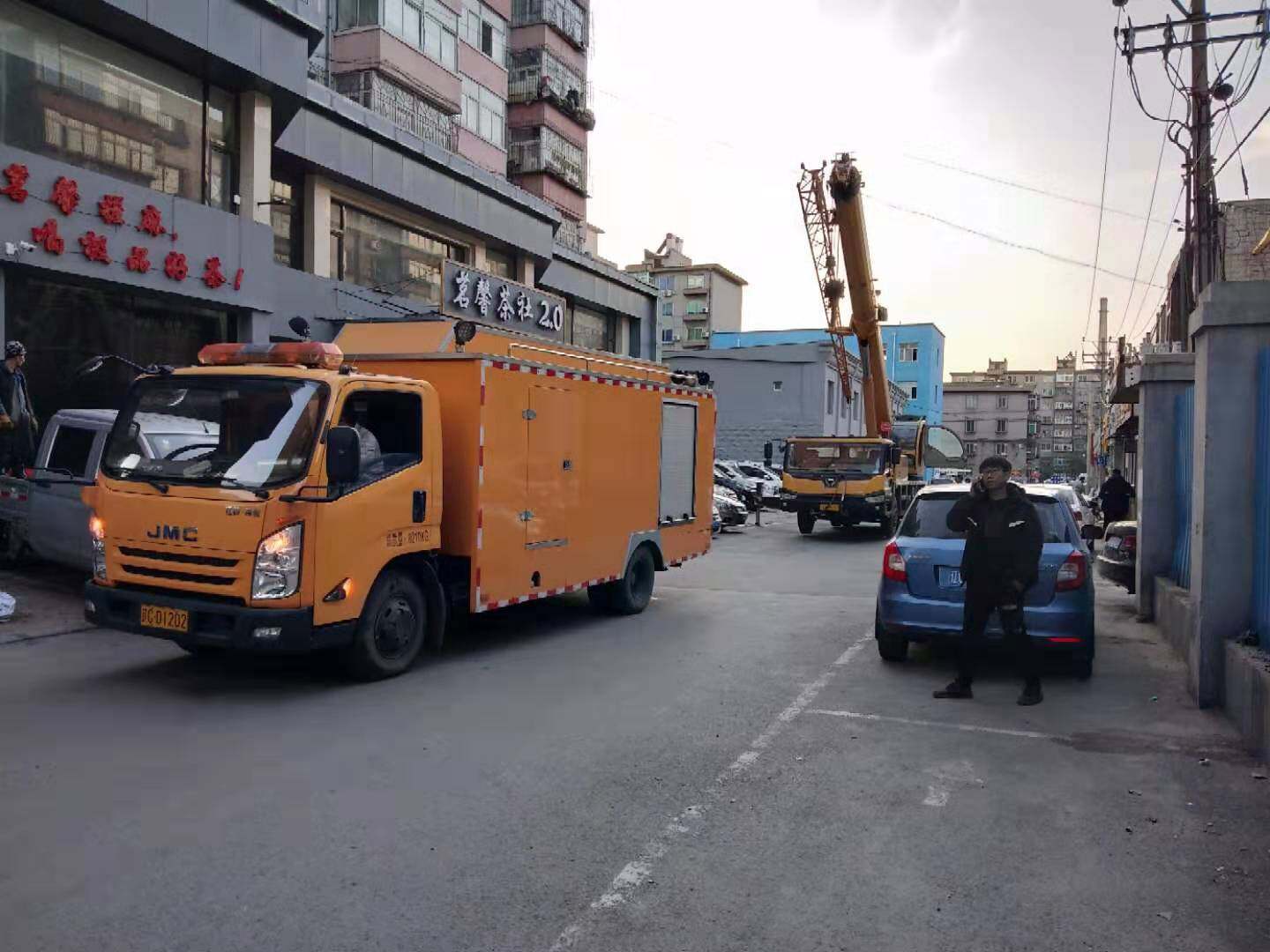 下午4点，抢修人员赶到现场