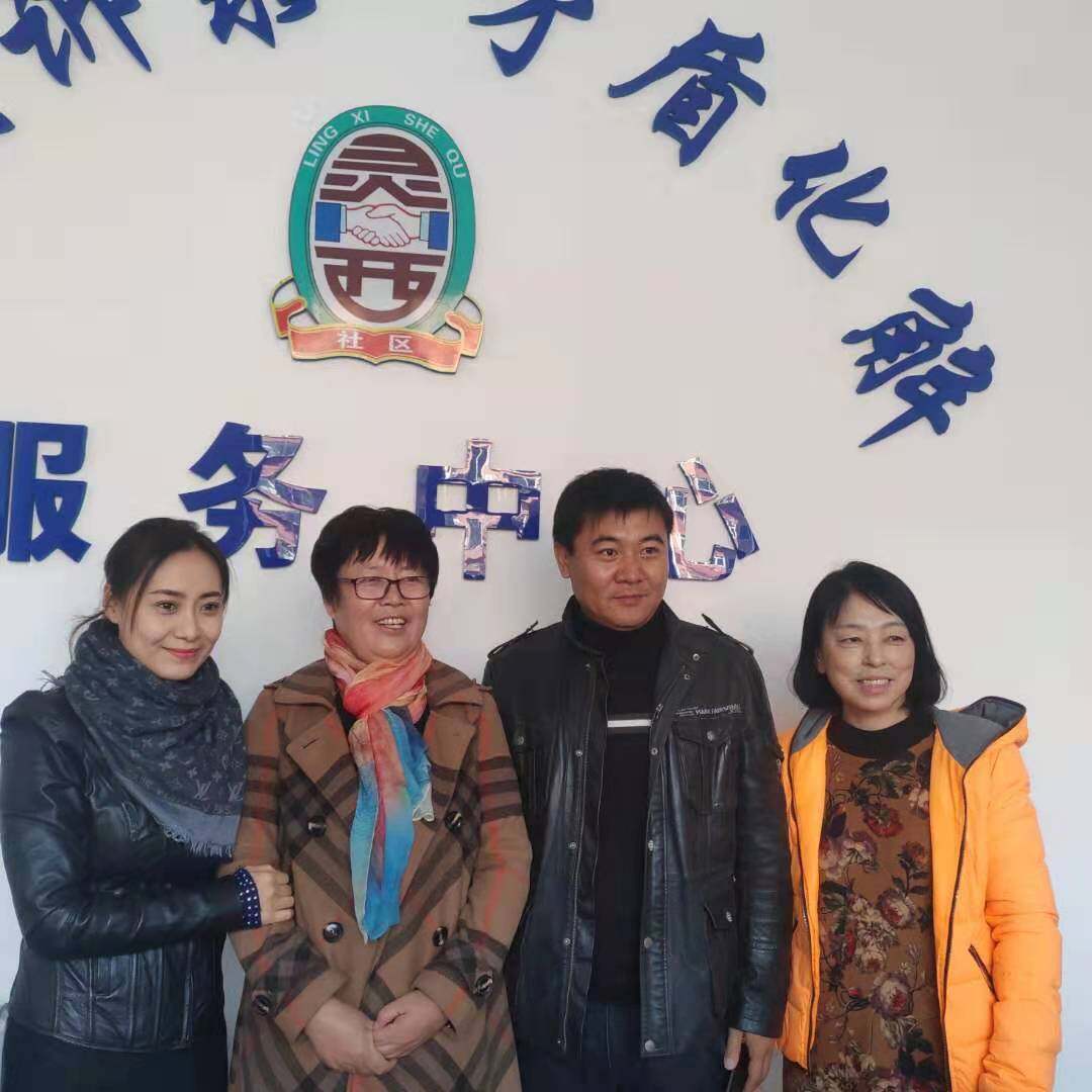 刘娟与演员、编剧合影。