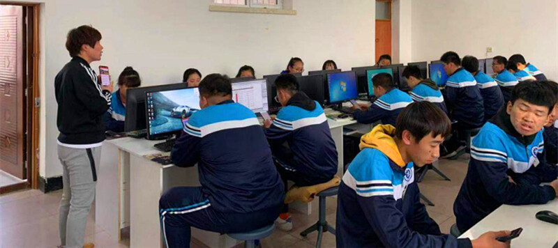 老师在课堂上向学生们推广学习强国慕课模块，从中学习相关专业的前沿知识。
