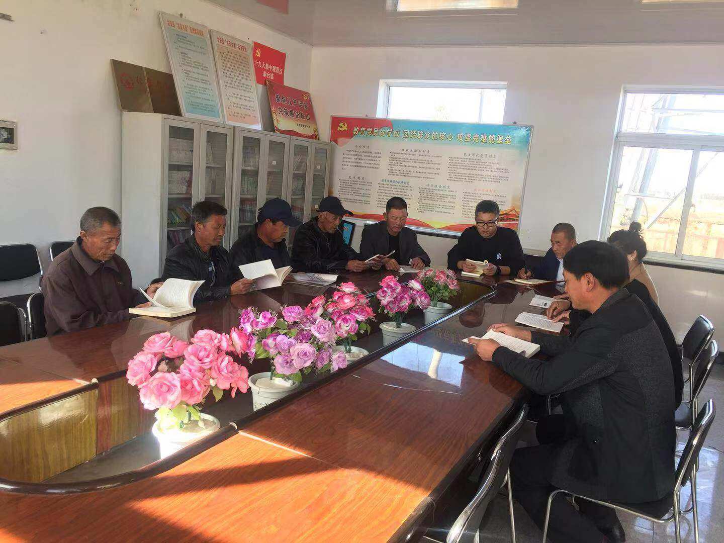 德生村党支部集体讨论学习。