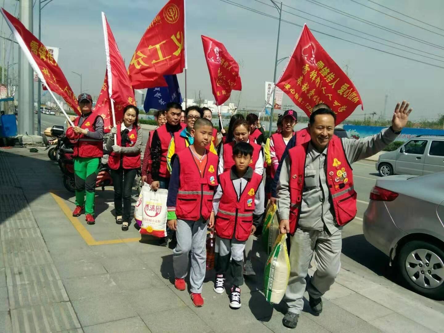 于长庆（右一）组织孩子们参加义工活动。