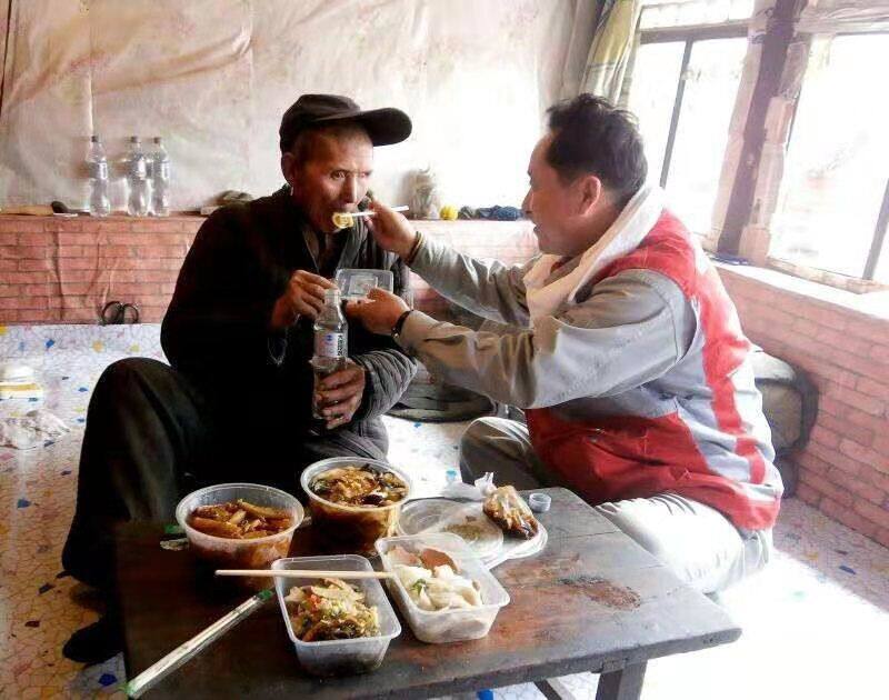 于长庆给老人喂饭。