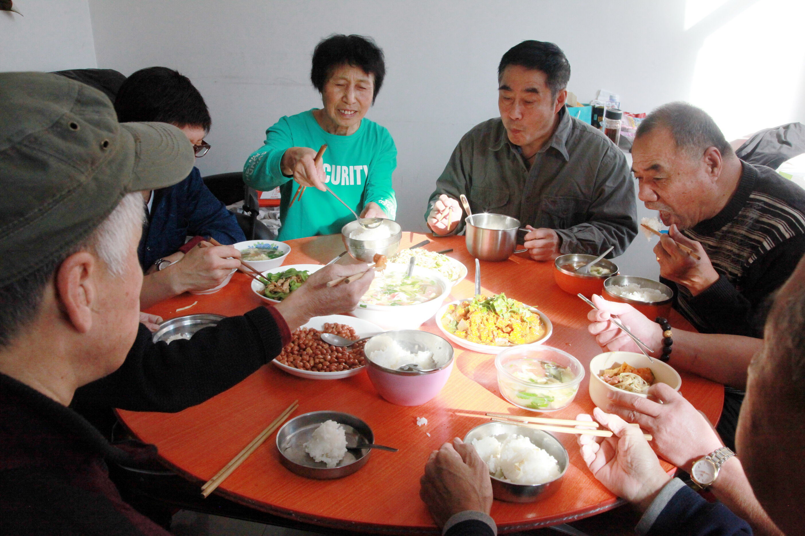 热腾腾的“爱心午餐”，热乎乎的社区大家庭