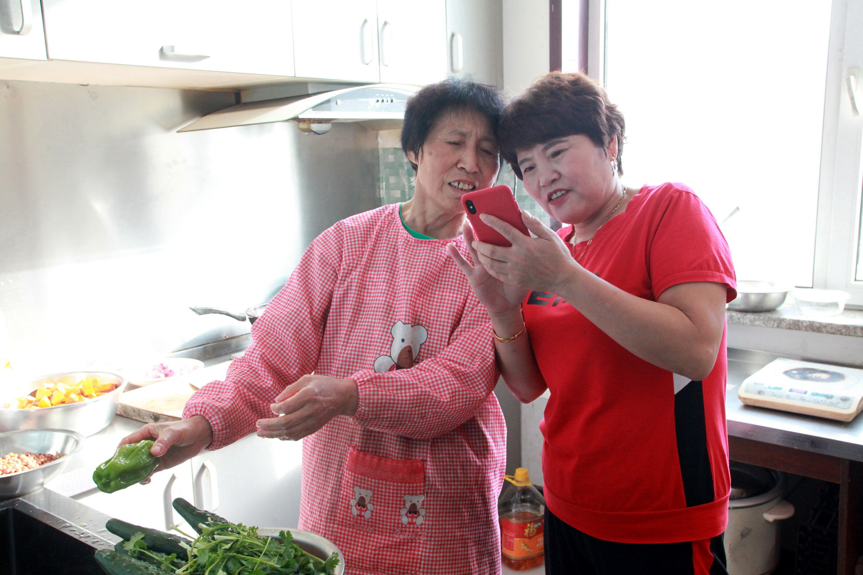 社区居民帮着网购食材