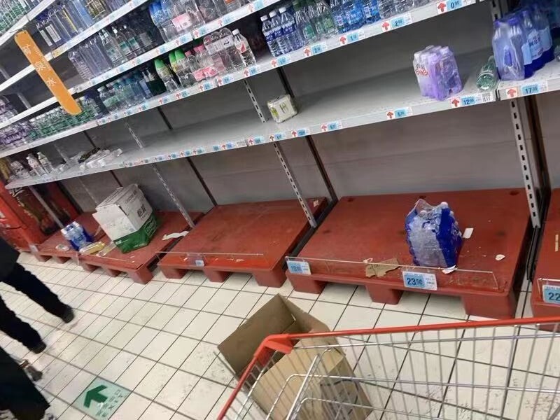 停水地区的超市，矿泉水销售火爆。