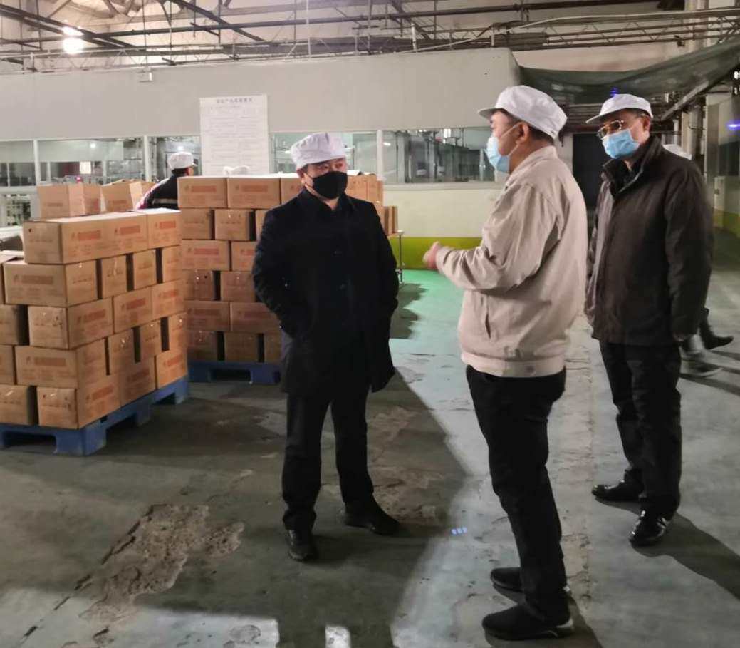 疫情防控巡查小组正在企业内跟踪巡查防疫和生产情况