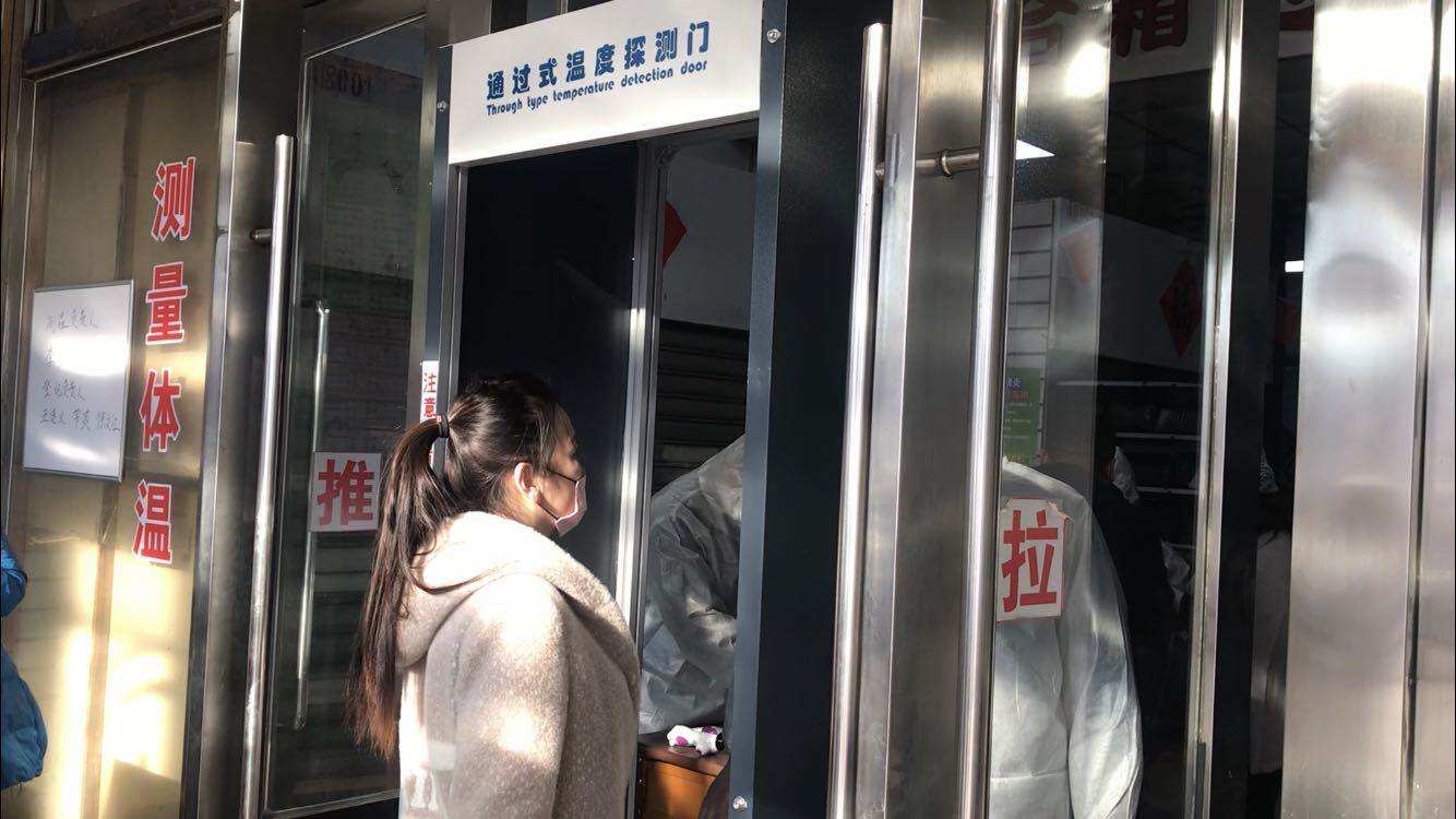 入口处，电子测温门负责测量体温