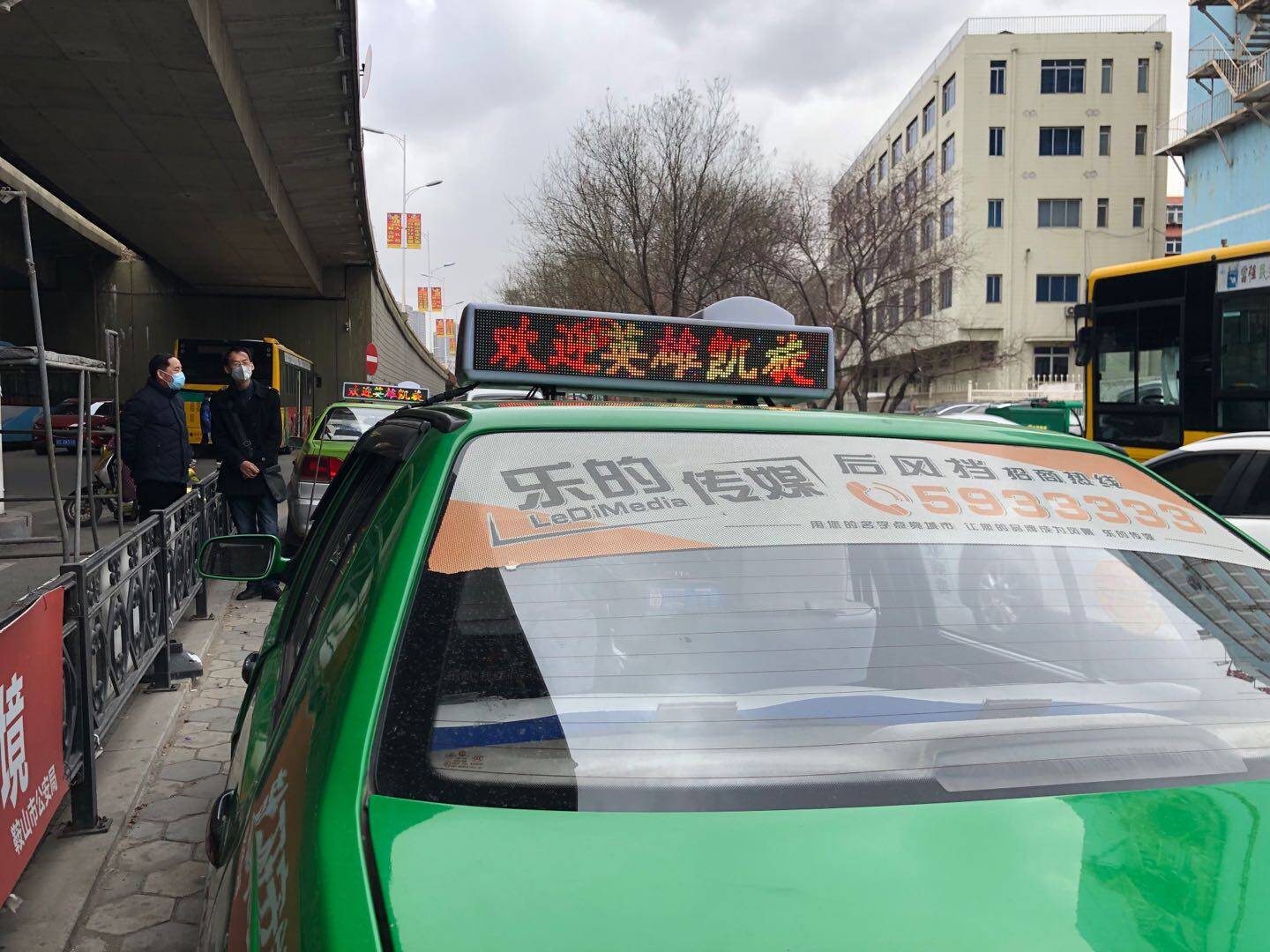 出租车滚动播出欢迎最美逆行者回家字幕。