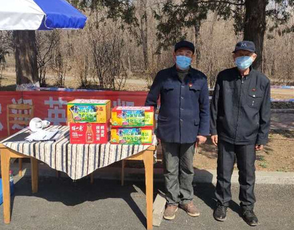 张景森（左）和郑绪昌为八名岫岩白衣勇士送来400枚笨鸡蛋