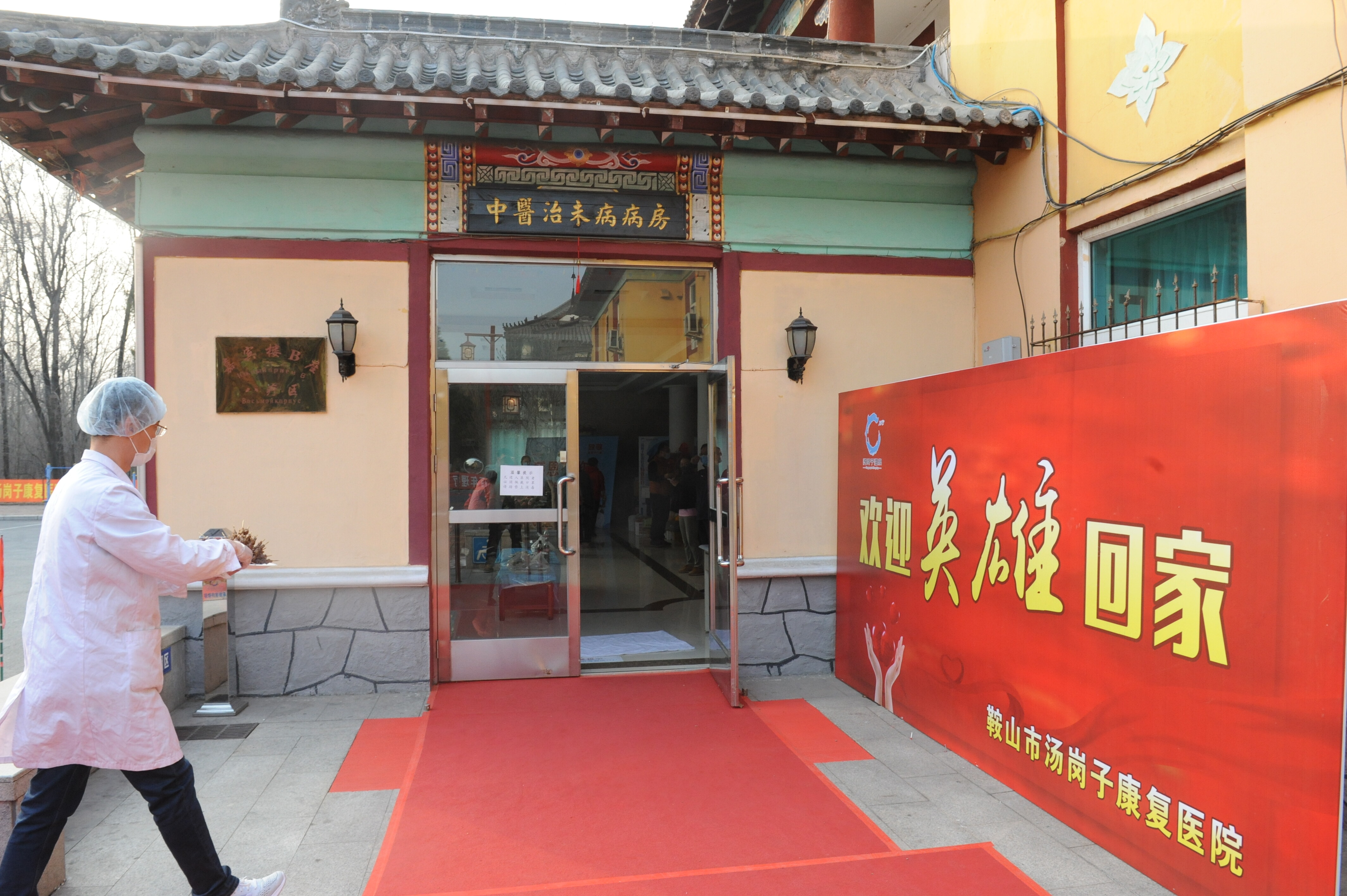 香香的肉串儿给归来的医护人员送去。