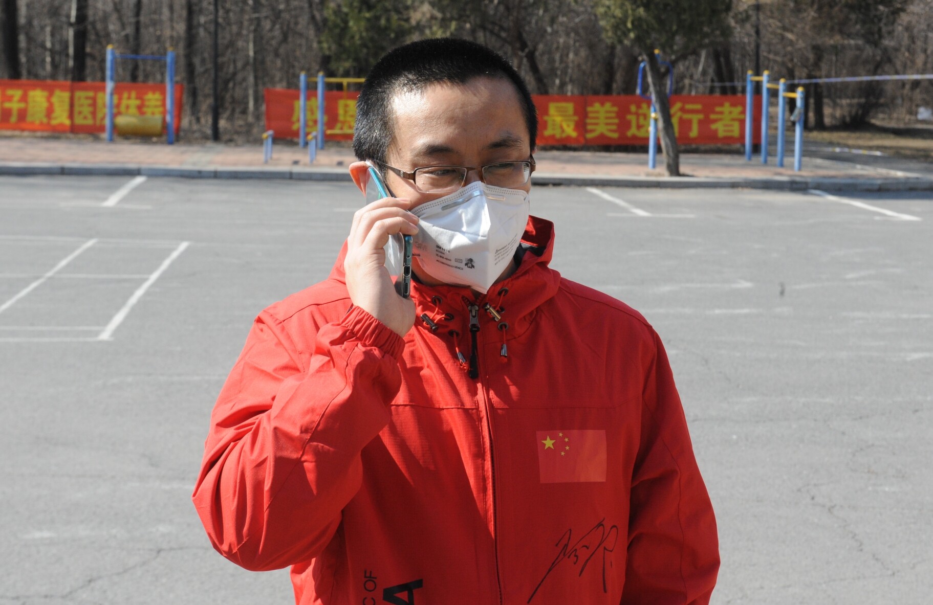 目前，手机应是归来的医护人员与外界联系的主要方式。