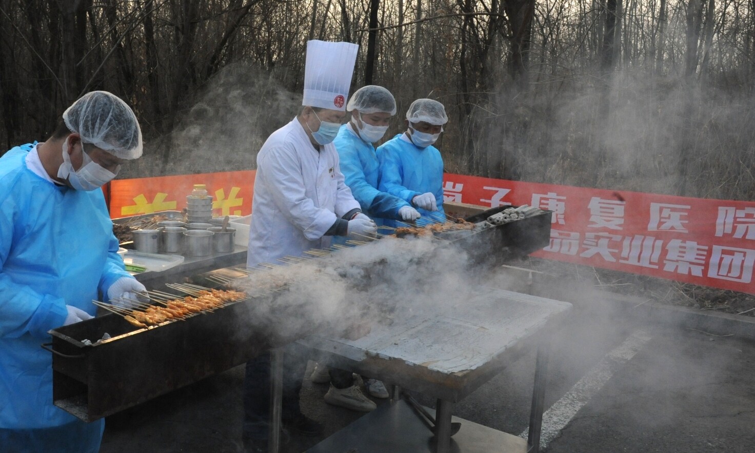 汤泉一品实业集团特意搬来了炉灶，空气中散布着鞍山肉串儿特有的香味！