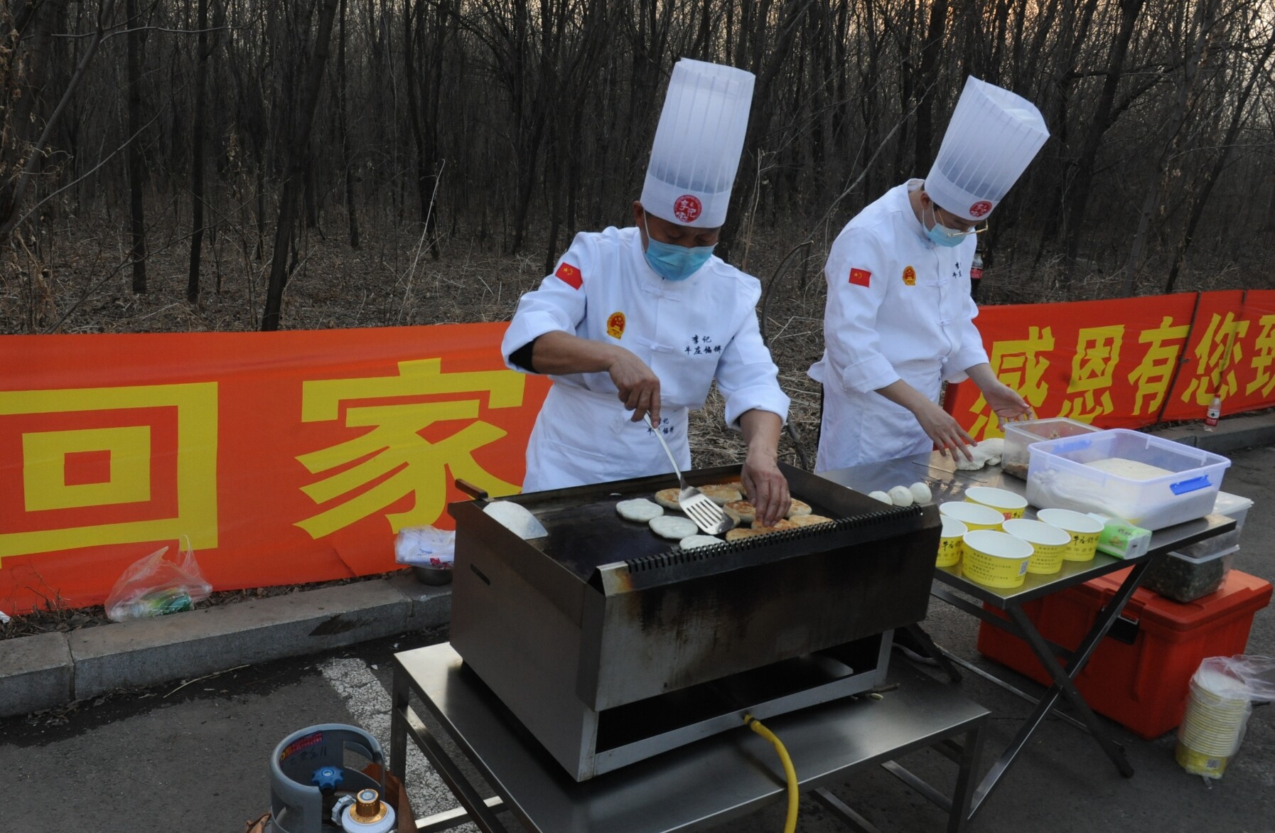 李记牛庄馅饼的这位大师傅（左一）曾在人民大会堂展示过手艺。