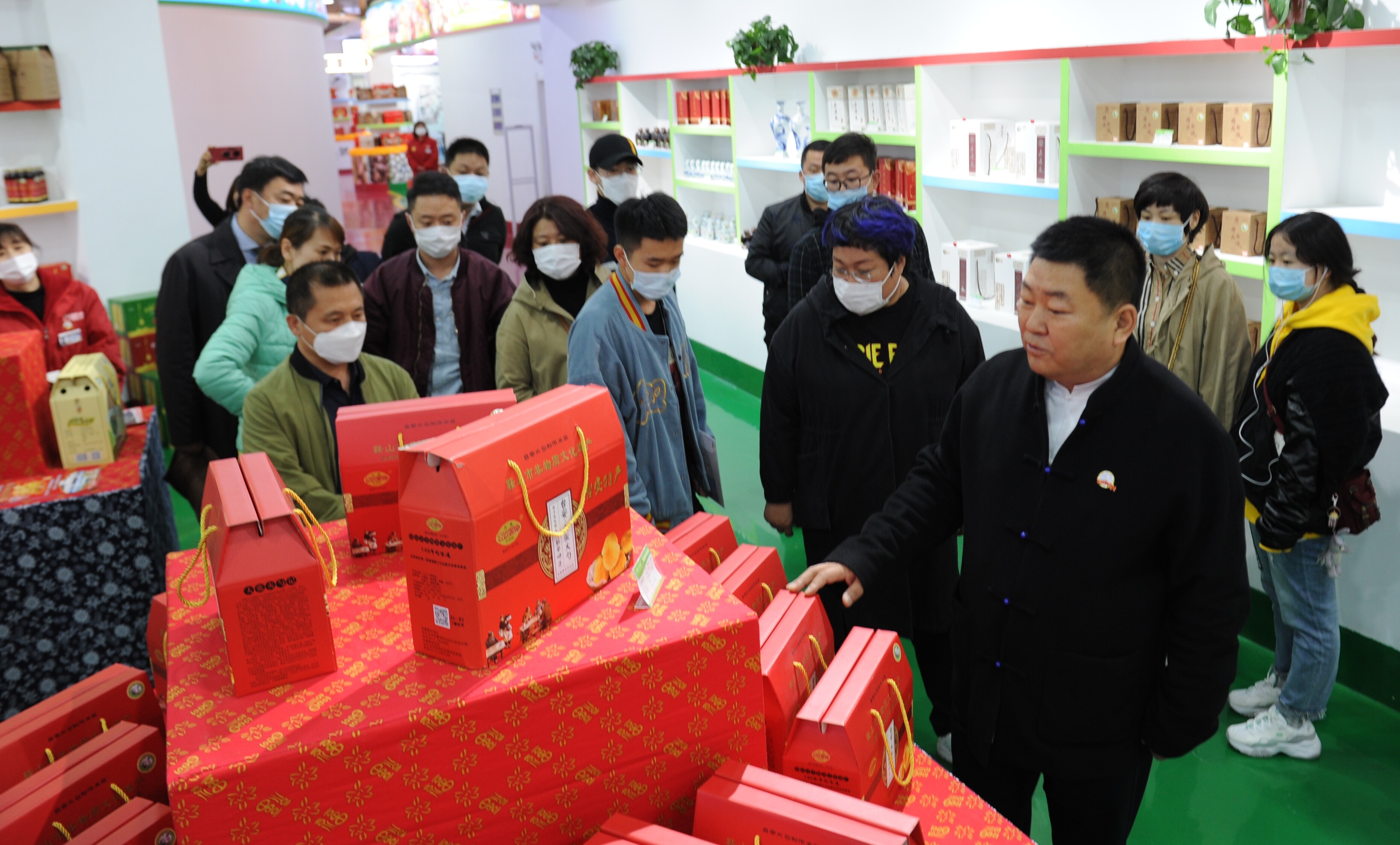 我市“非遗”美食吸引了旅行社负责人驻足围观。