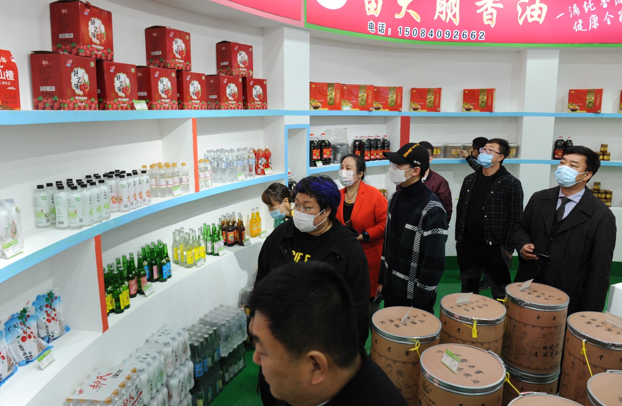 各种特产琳琅满目。
