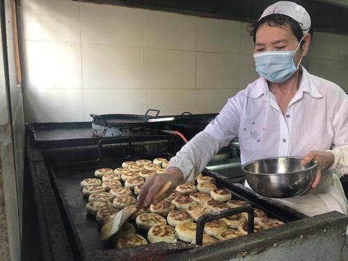 新鲜出炉的肉饼外酥里嫩。