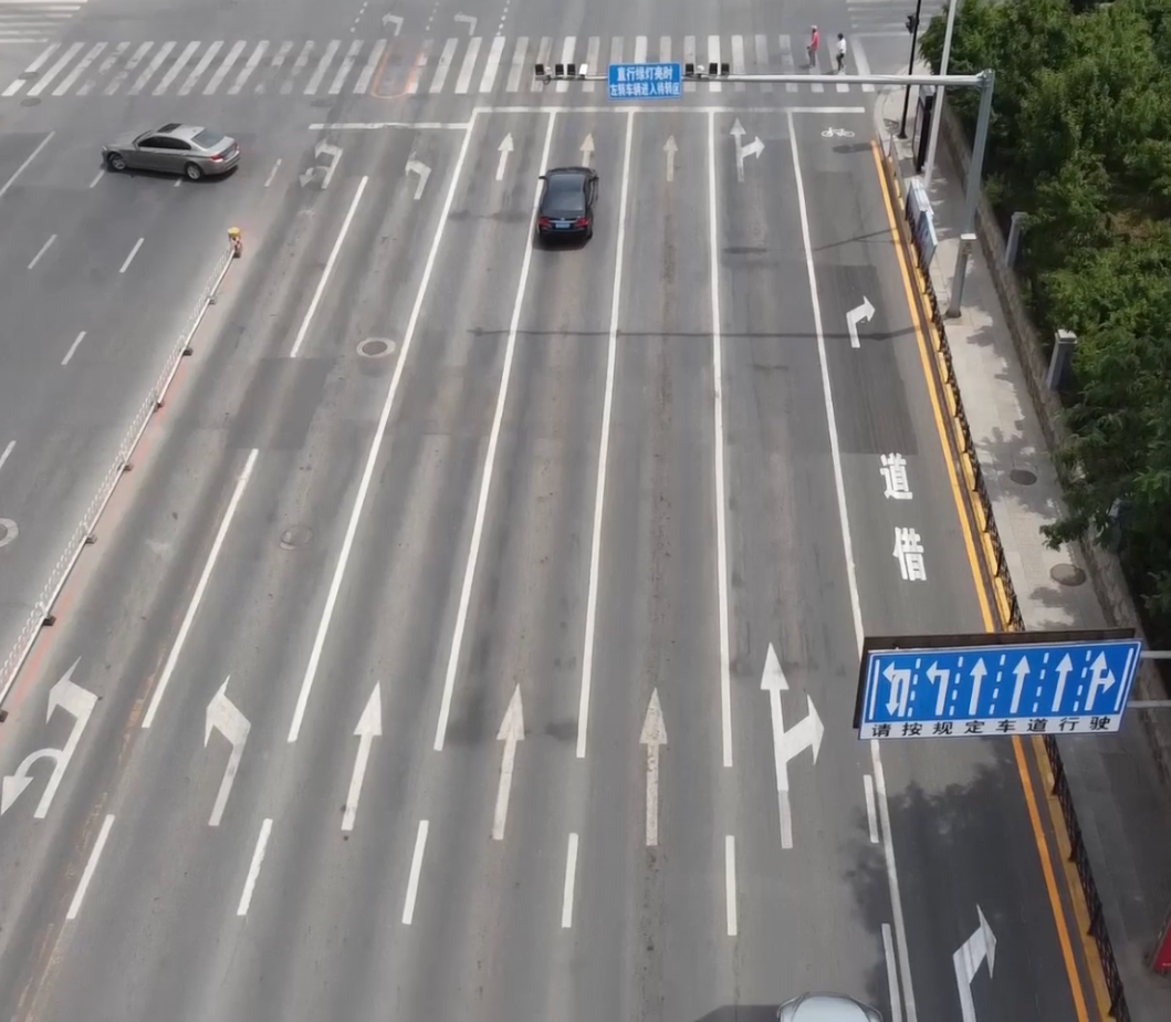 右转的机动车可以在确保安全的前提下借用非机动车车道进行右转。