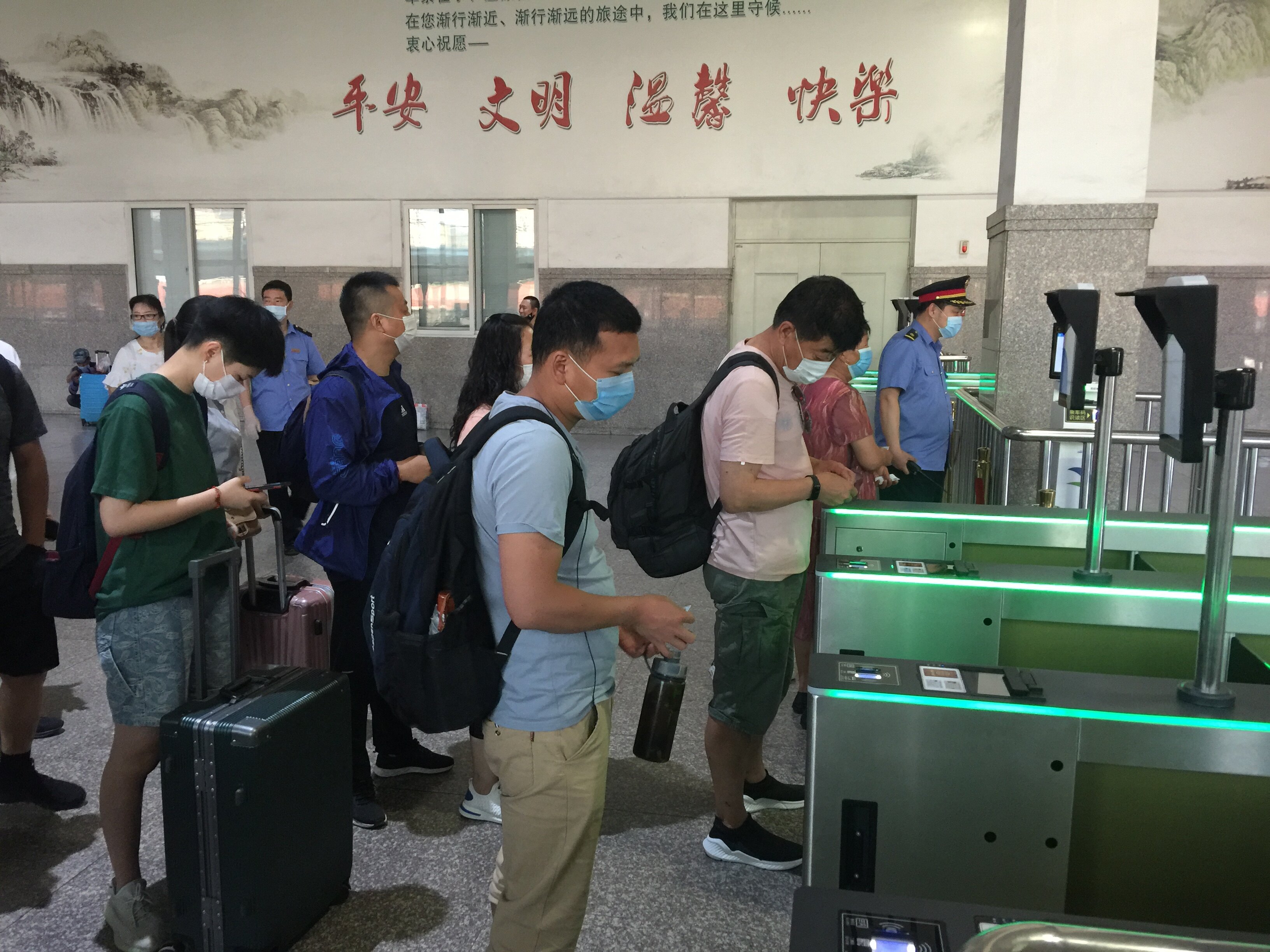 鞍山站乘客排队快速通过检票点