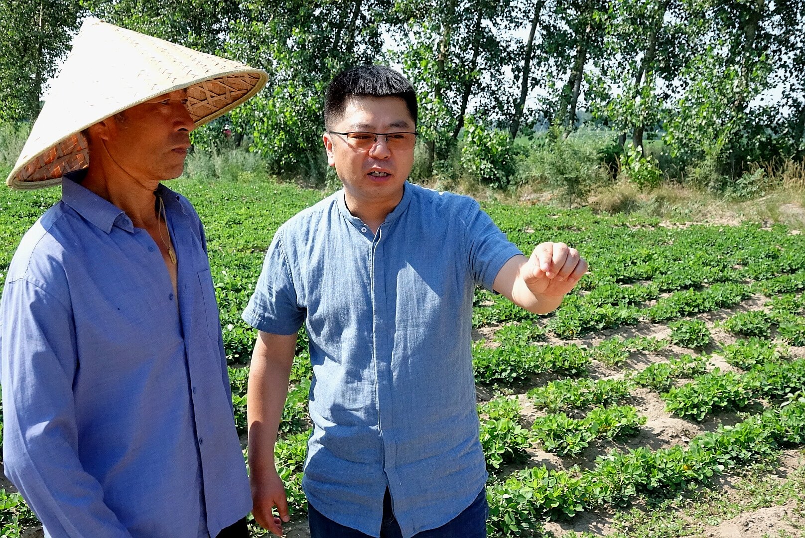 王少贺(右)与农民早已成为朋友