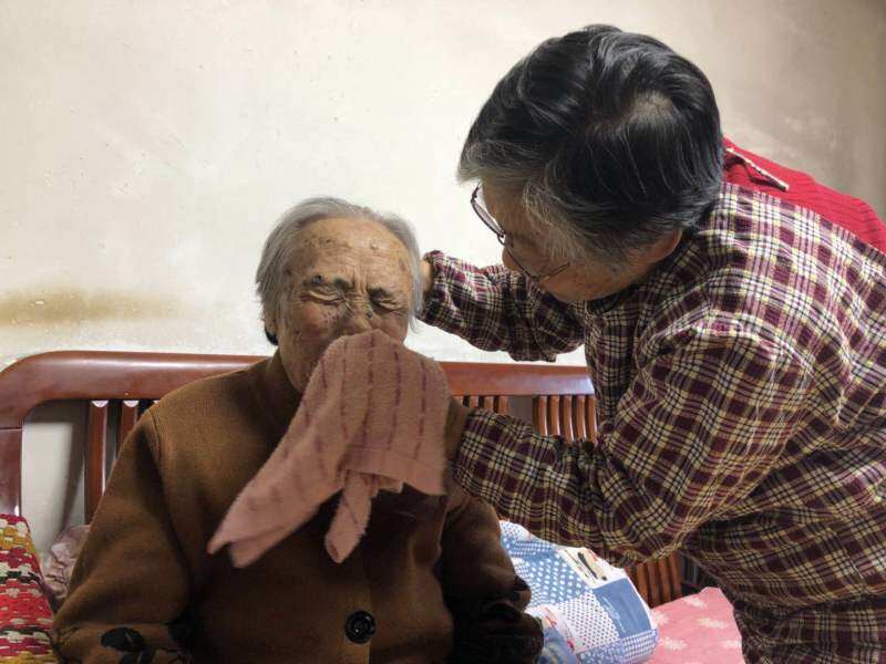 女儿给百岁妈妈擦脸。