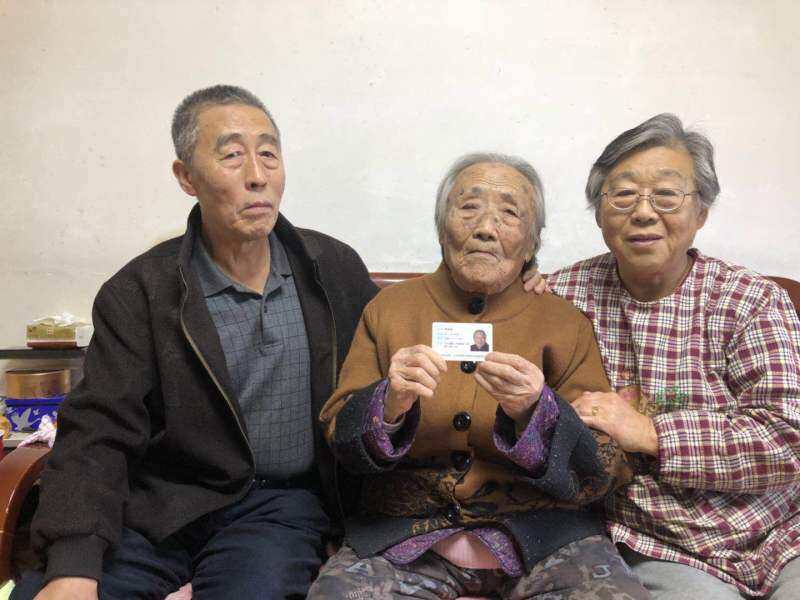 老人100周岁啦!