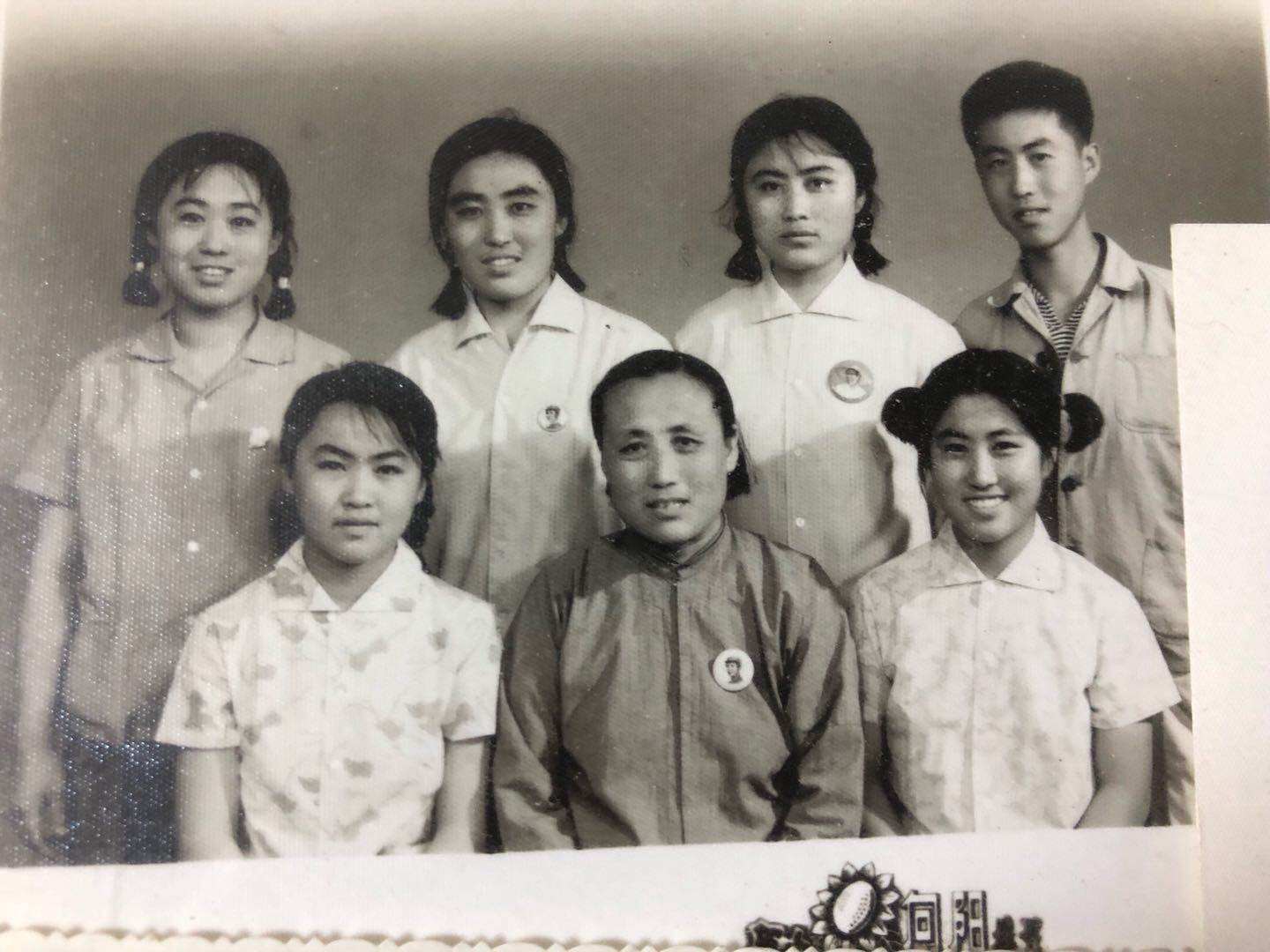 李汝珍和六个孩子合影。