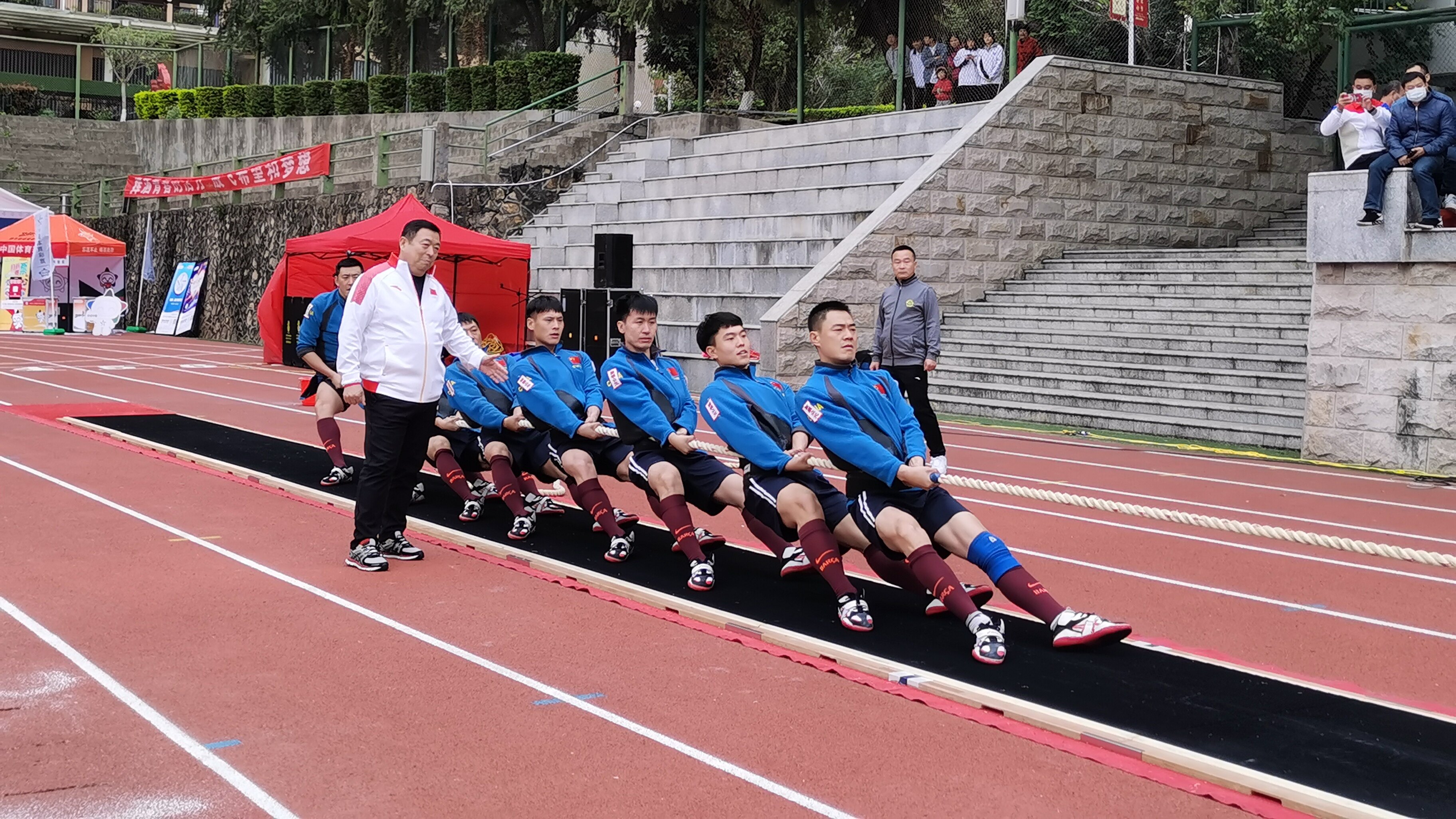 总教练闫士安指挥男队队员进行比赛