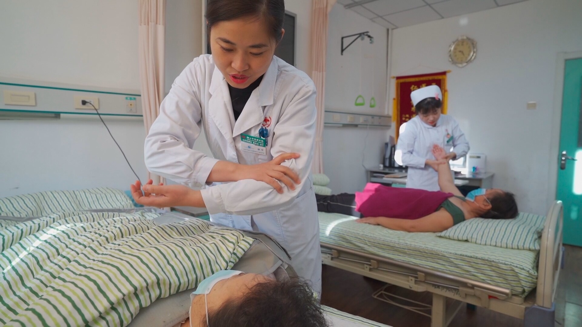 乳腺内科医师为患者进行淋巴水肿治疗。