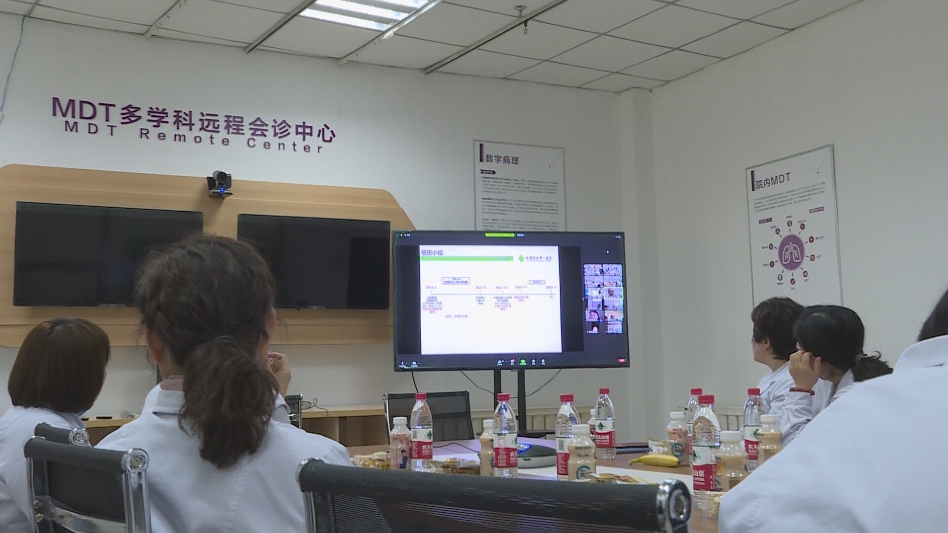 市肿瘤医院乳腺病诊疗中心专家正在进行远程会诊。