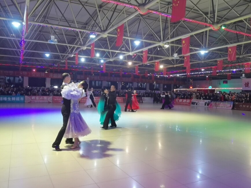 国标舞爱好者进行比拼 国标舞爱好者进行比拼