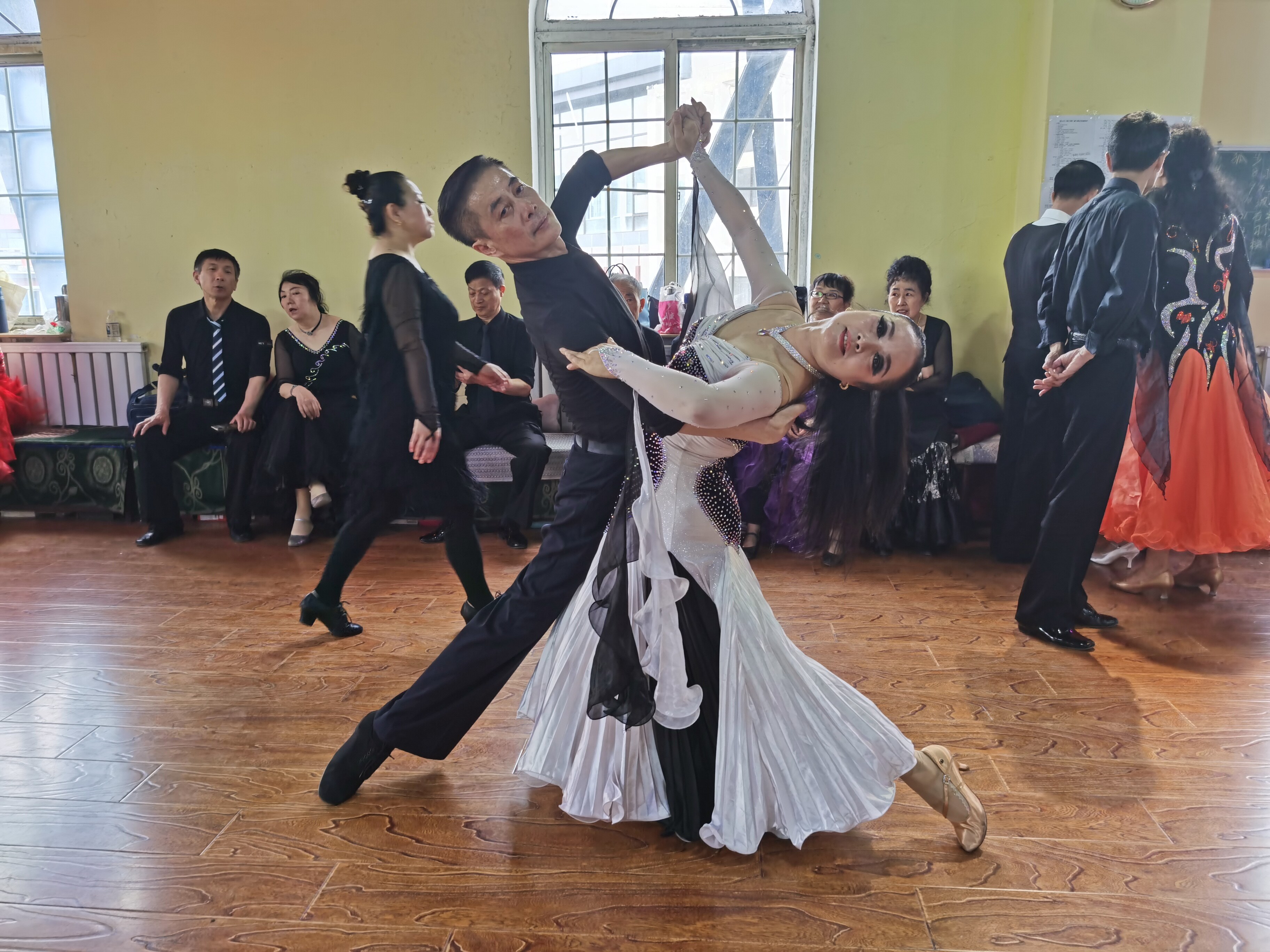 活动组织者许颖和搭档练习舞蹈动作 活动组织者许颖和搭档练习舞蹈动作