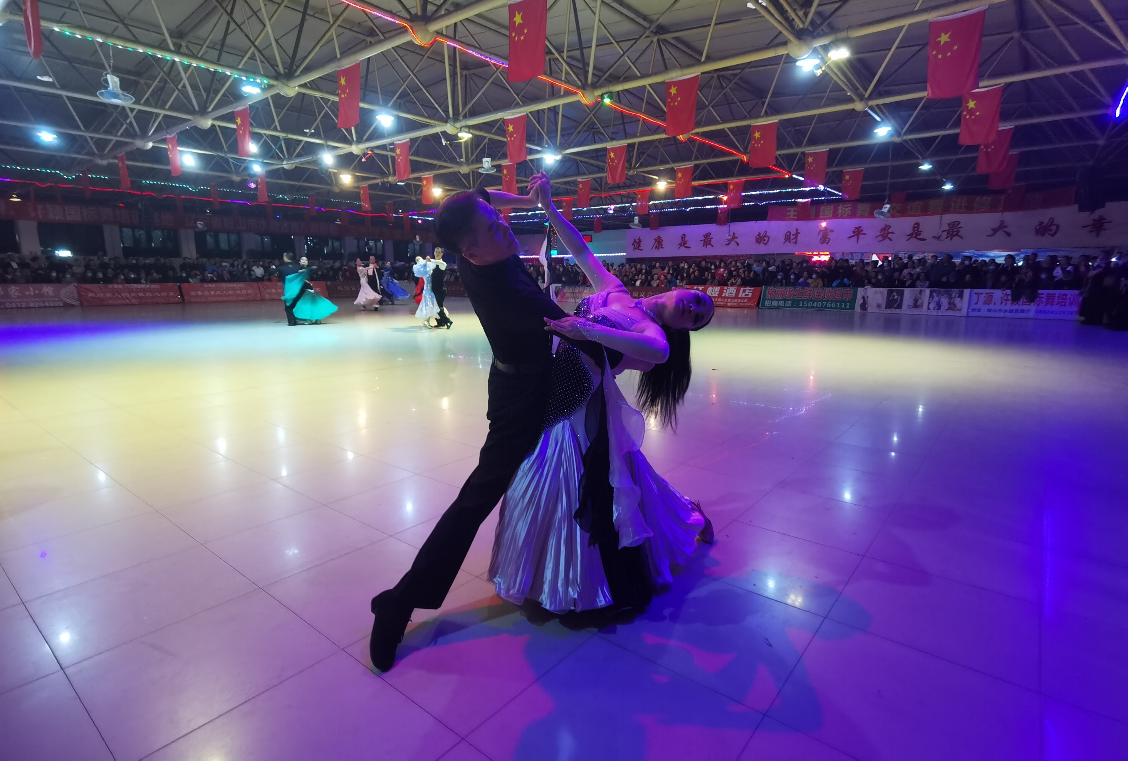 活动组织者许颖和搭档上场跳舞 活动组织者许颖和搭档上场跳舞