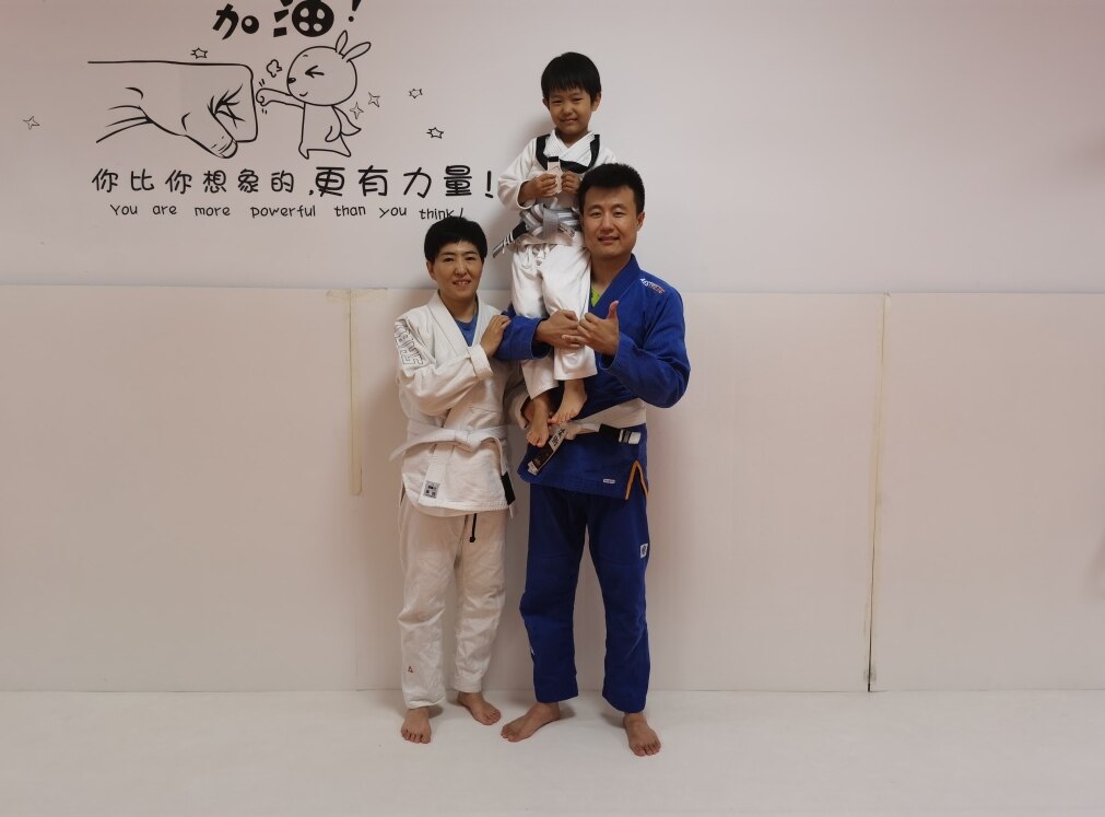 任迪、李欧夫妇与小女儿合影