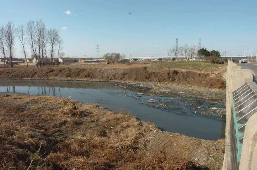 2008年运粮河千山东路桥头，垃圾遍地，污水横流