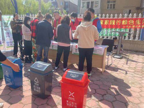 垃圾分类进社区现场。