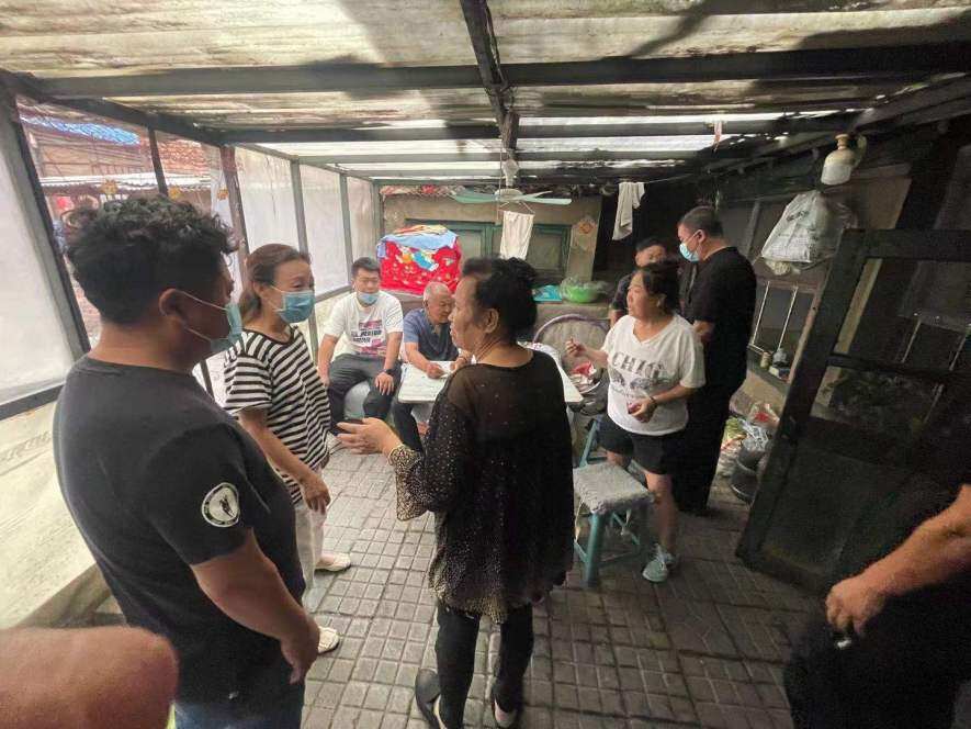 村委会与村民沟通。