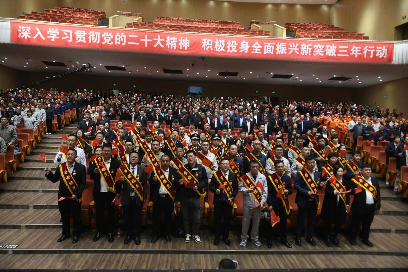 让劳模精神薪火相传!鞍山市庆祝五一国际劳动节主题活动举行