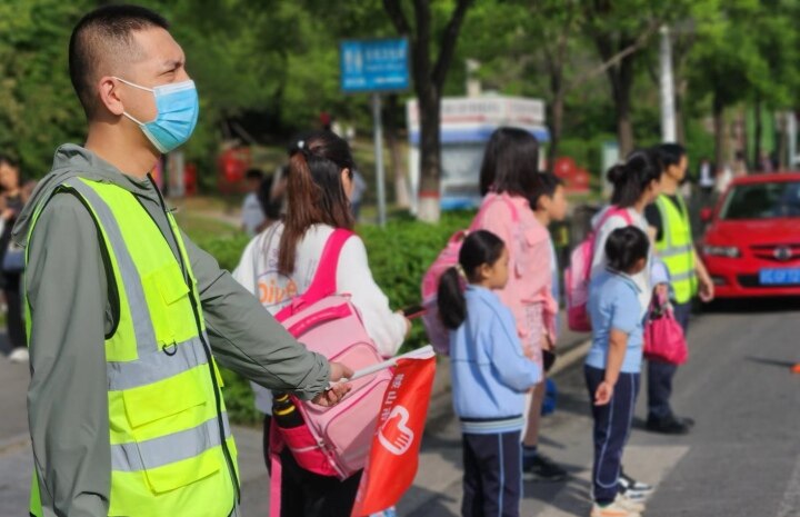 树立爱心榜样青华小学迎来建校以来首面授旗