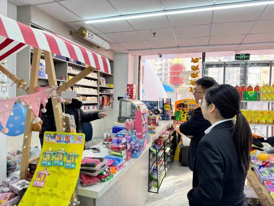 法官到小区内商铺实地走访