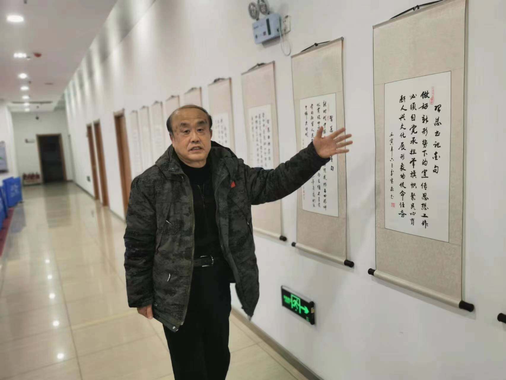 李宝泉摘抄的金句装裱后挂在社区活动室里。