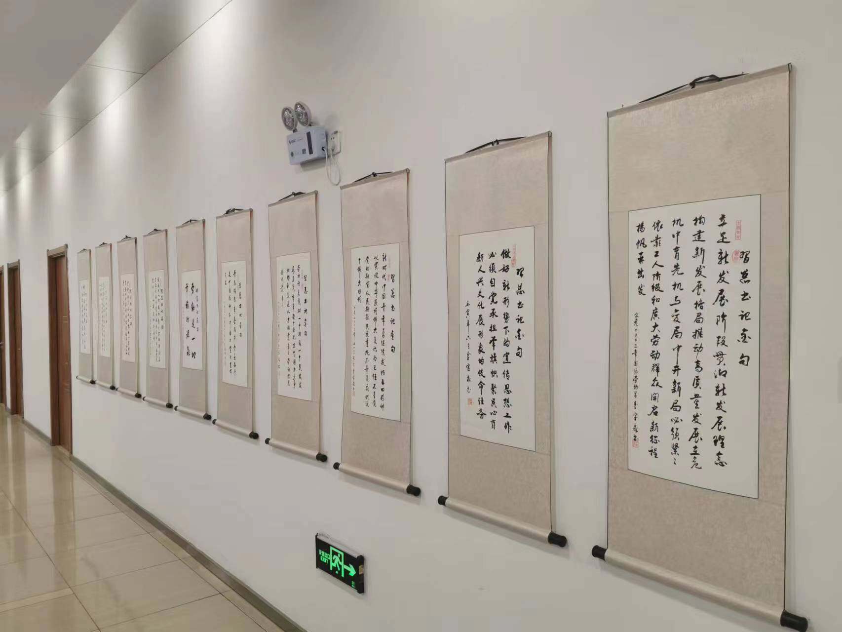 李宝泉摘抄的金句装裱后挂在社区活动室里。