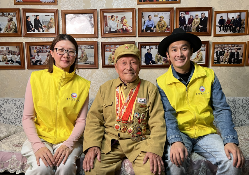 左一为田甜，中为张贵斌老人，右一为金子