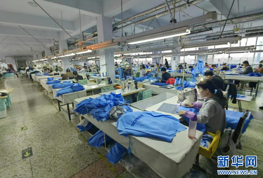 辽宁斓捷服饰有限公司的制衣车间工人们正在辛勤劳作。 新华网 于硕 摄