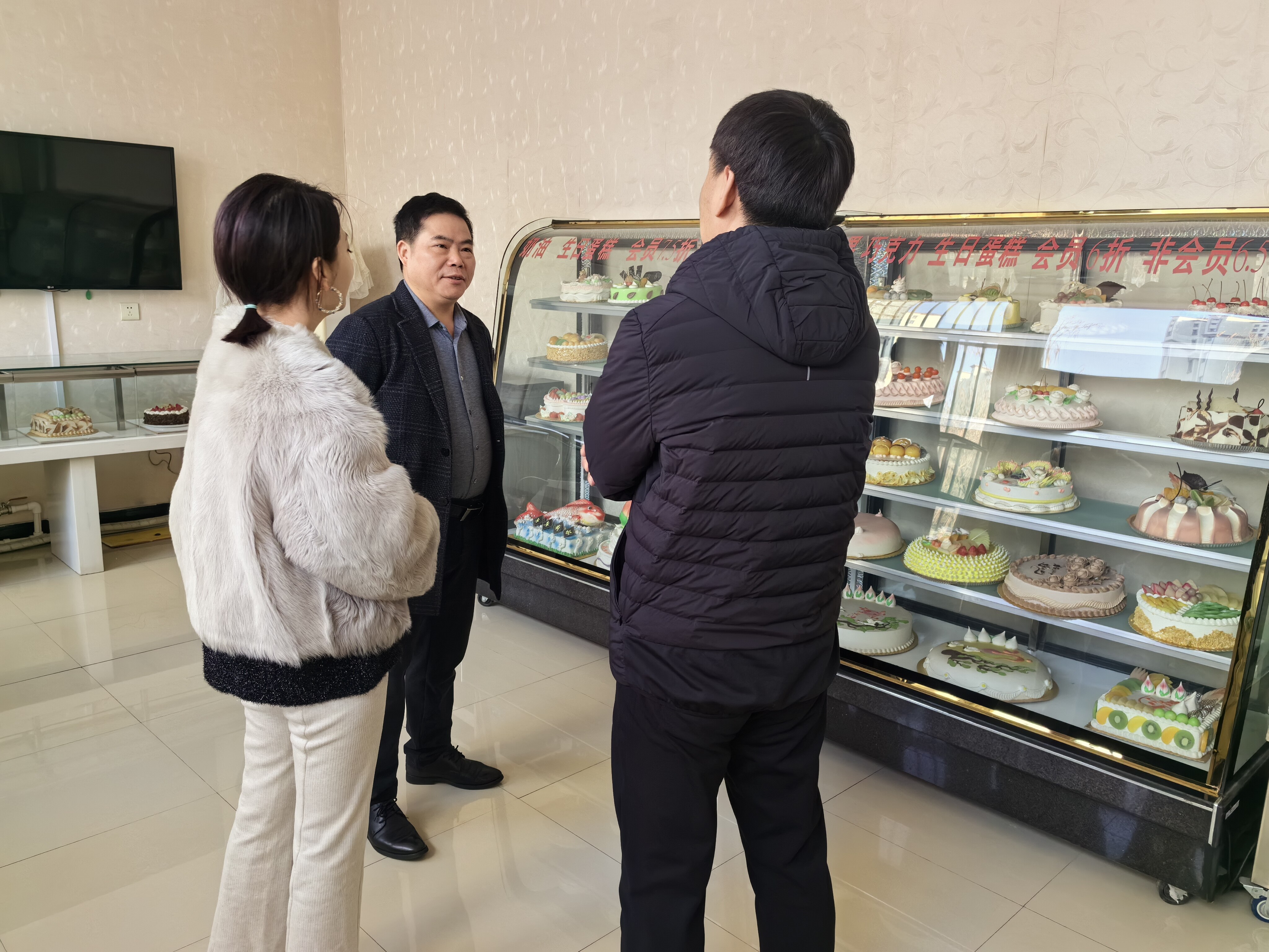 参观学生作品。