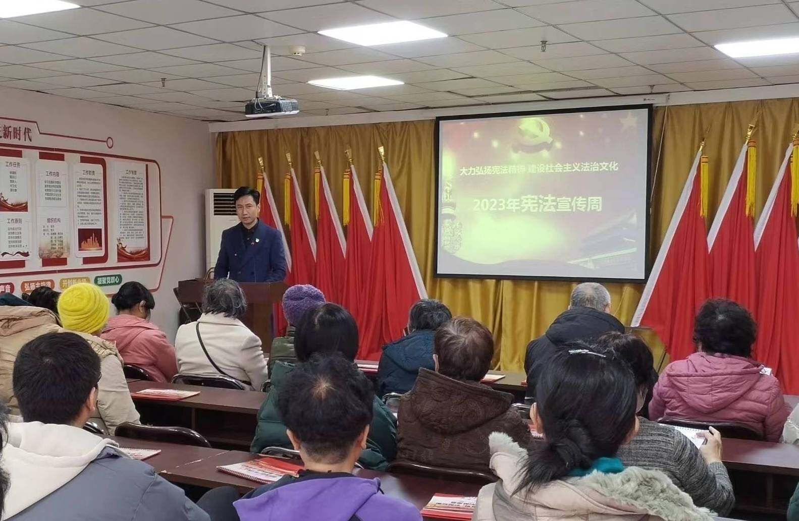 长甸街道组织开展形式多样的国家宪法日宣传活动。