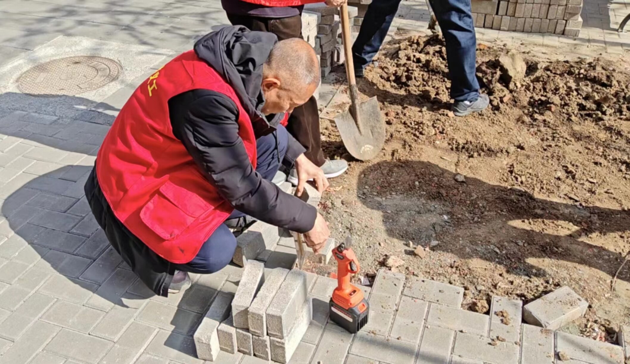 修缮社区小广场破损路面。