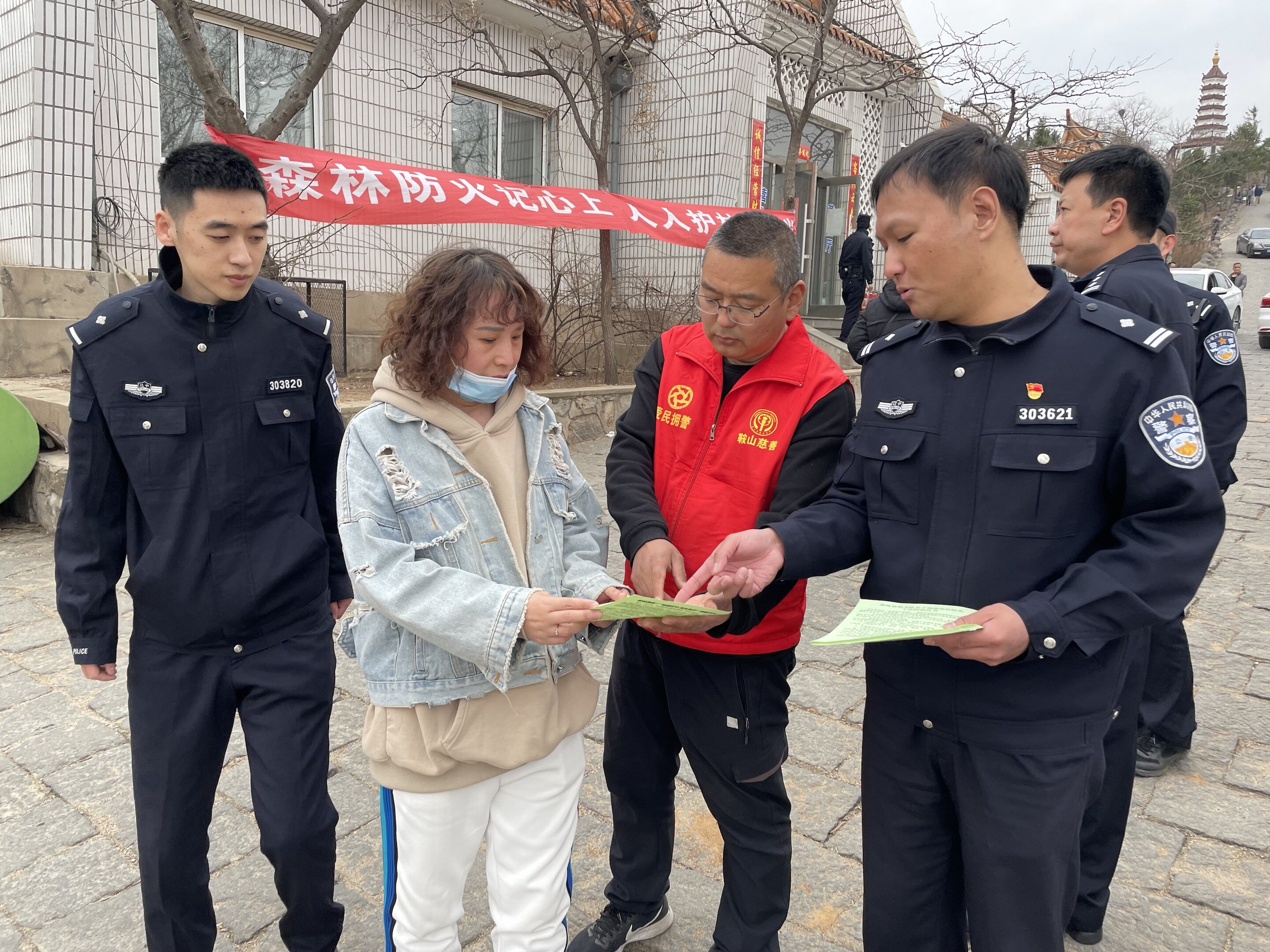 向市民发放宣传材料