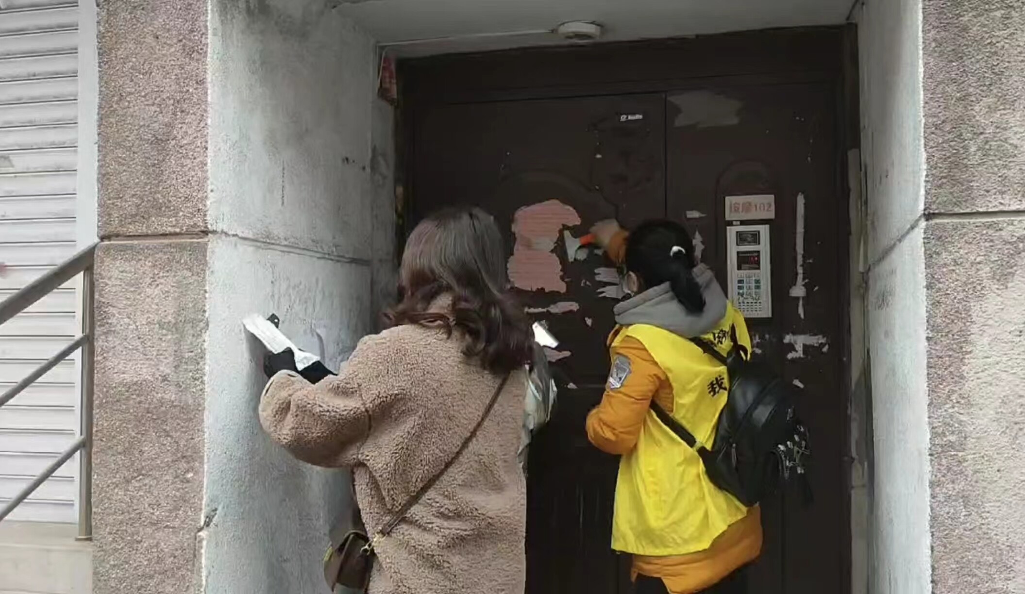 社区组织环境卫生大清扫。