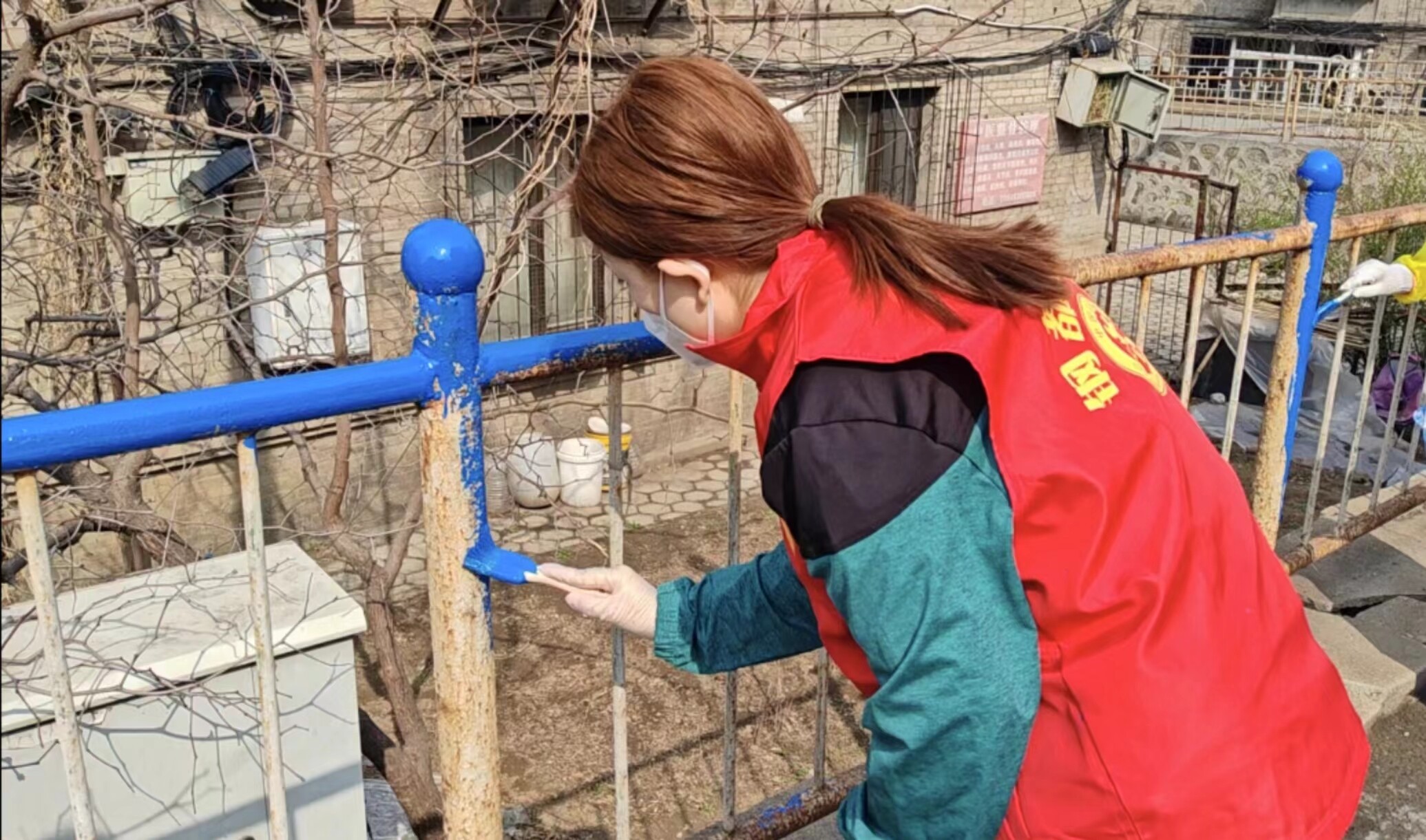 粉刷老旧围栏、护栏。