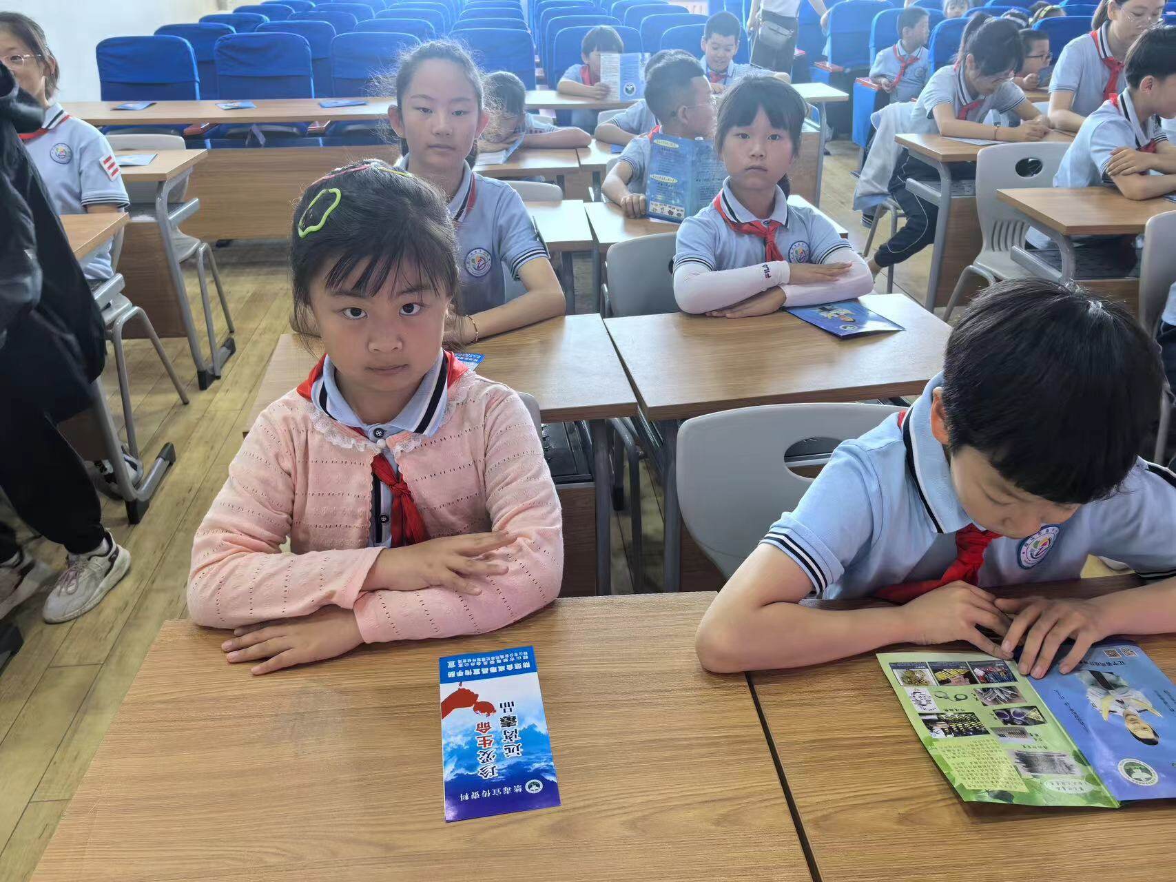 孩子们认真观看禁毒宣传片和宣传单